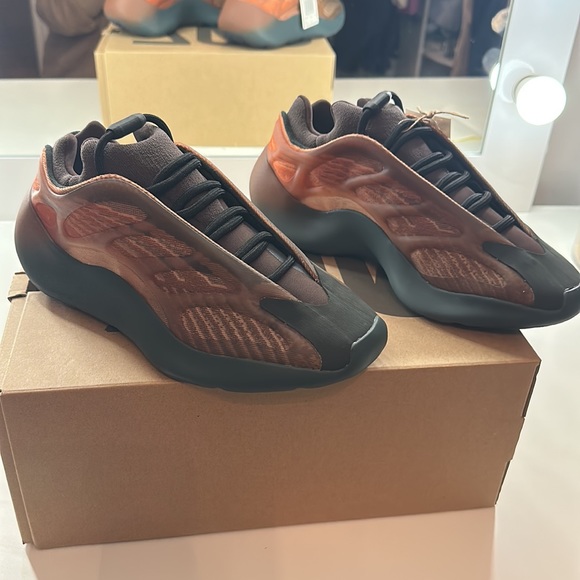 YEEZY 700 V3 COPPER FADE - Picture 3 of 9